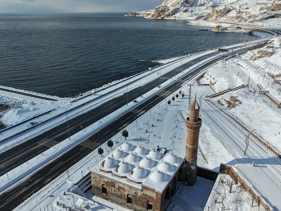 Bitlis'te kar yağışı etkili oldu