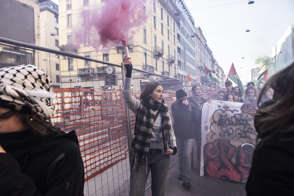 Milano'da binlerce kişi Meloni'ye karşı sokağa çıktı
