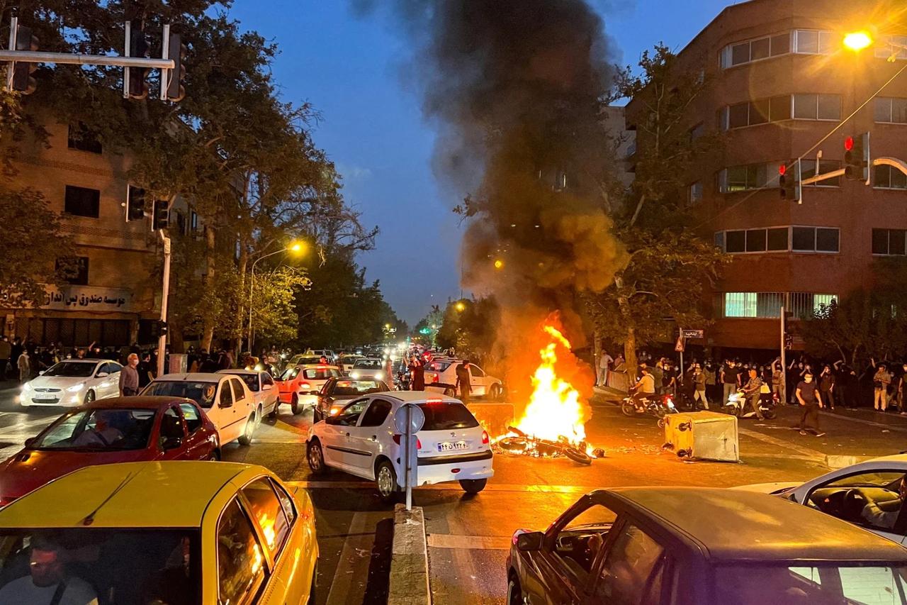 İran polisi protestolara katılan yabancı uyruklu 139 kişiyi tutukladı
