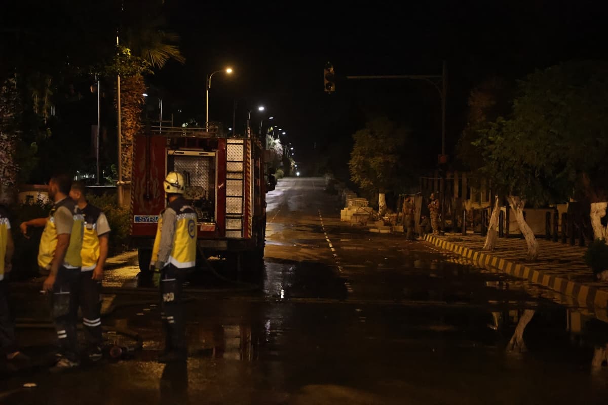 İsrail'in hedefi olan Suriye'de enkaz kaldırma çalışmaları sürüyor
