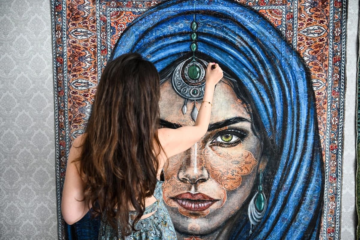 Halı yüzeyini tuvale çevirdi