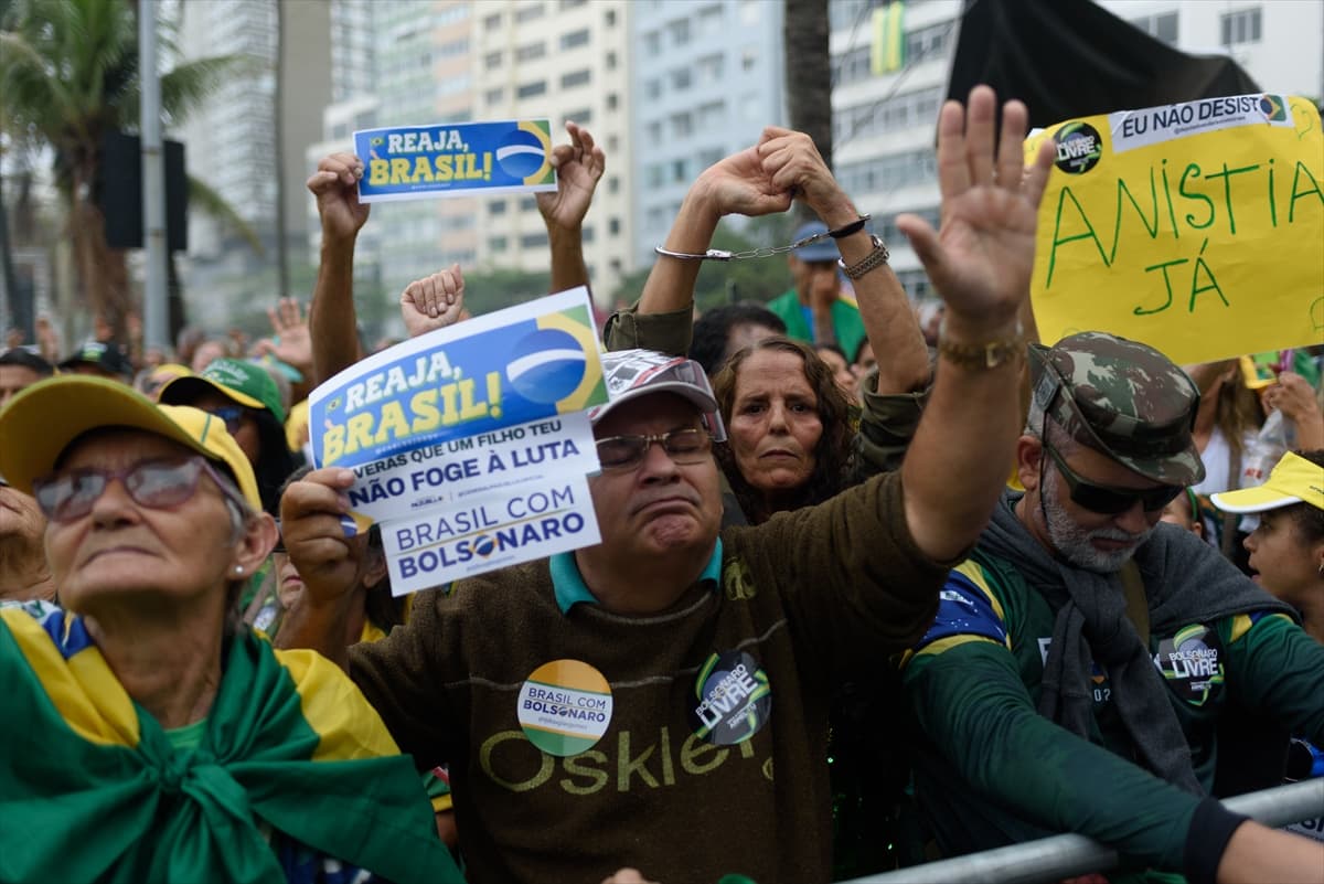 Brezilya’da Bolsonaro yanlıları af talebiyle toplandı