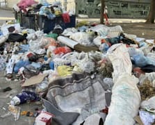 İzmir Buca'da maaş alamayan işçiler greve başladı, çöpler yine dağ oldu