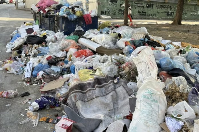 İzmir Buca'da maaş alamayan işçiler greve başladı, çöpler yine dağ oldu