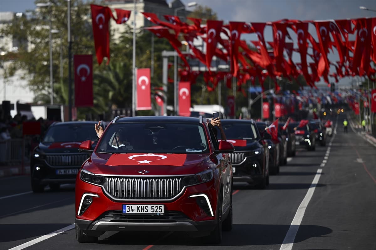Vatan Caddesi'nde Cumhuriyet'in 102 yıllık gururu: İstanbul ayakta!