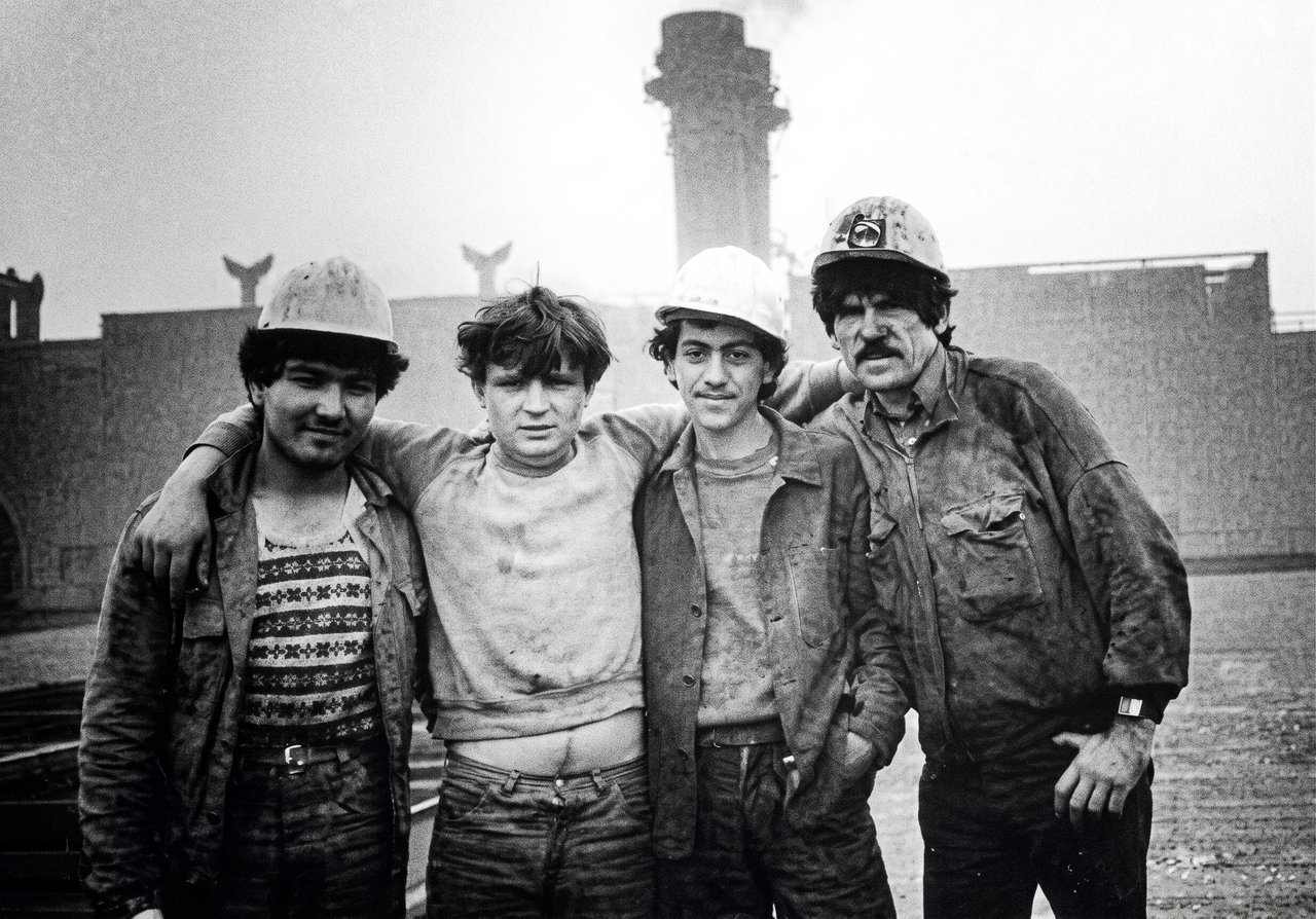 1985 yılında Alman araştırmacı gazeteci Günter Wallraff'ın  "En Alttakiler" (Ganz unten) kitabı adeta bir patlama yarattı. Artık kimse "mutlu Türk işçileri"nden söz etmiyordu.