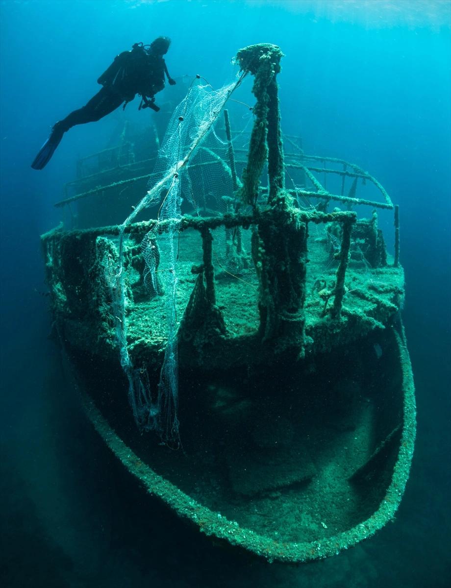 Deniz kirliliğinin sudaki izlerini fotoğraflıyor