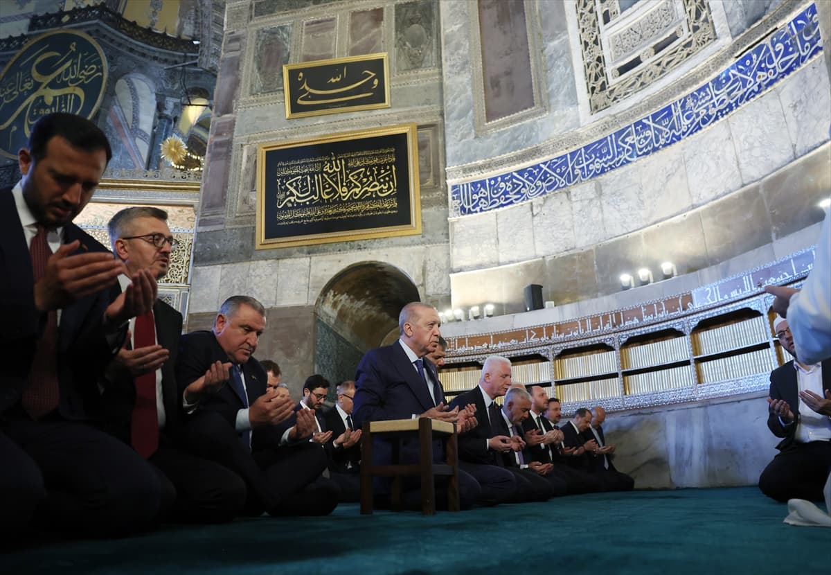 Cumhurbaşkanı Erdoğan'dan Ayasofya çıkışında fetih mesajı: Akşam İstanbul bir başka güzel olacak