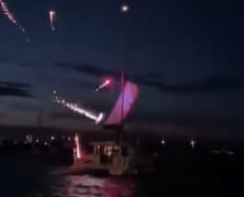 Gösteri yaptığı paramotorla tekneye çarptı