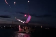 Gösteri yaptığı paramotorla tekneye çarptı