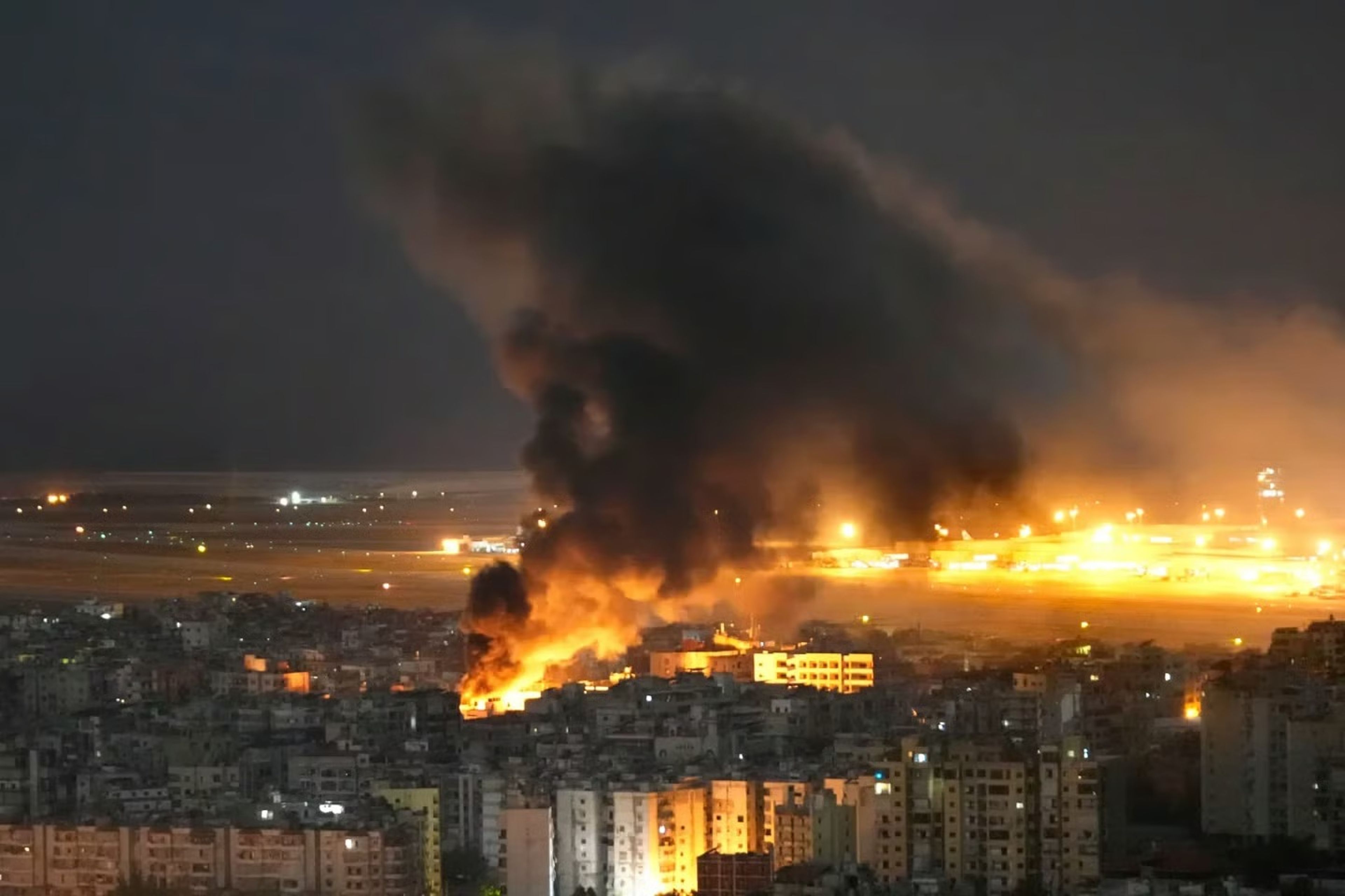 İsrail Lübnan'ın güneyinde "Hizbullah'a ait" olduğu iddia edilen binaları yıktı