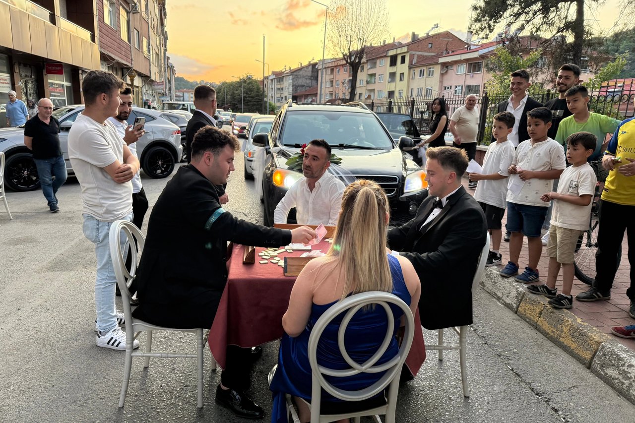 Okey masasıyla düğün konvoyuna engel