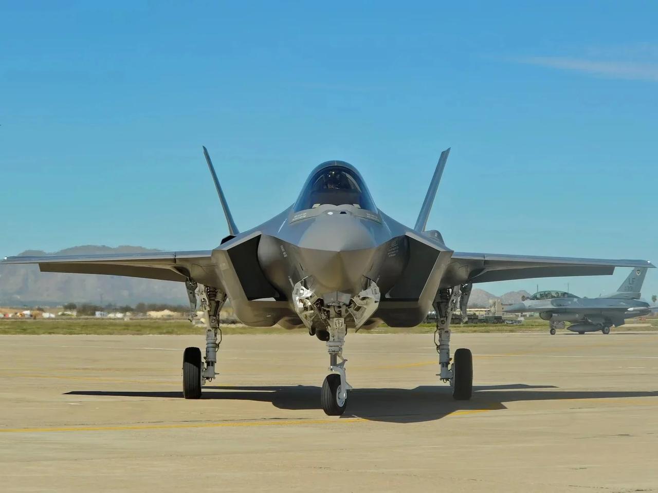 İngiltere 40'ıncı F-35B’sini aldı