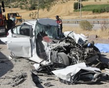 Park halindeki tıra arkadan çarpan otomobildeki baba ve 3 çocuğu hayatını kaybetti