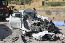 Park halindeki tıra arkadan çarpan otomobildeki baba ve 3 çocuğu hayatını kaybetti