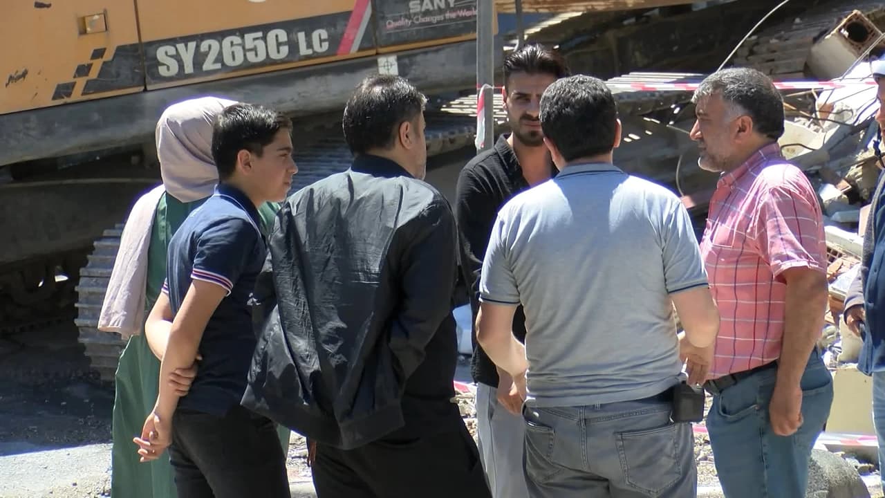 Küçükçekmece de bina çöktü