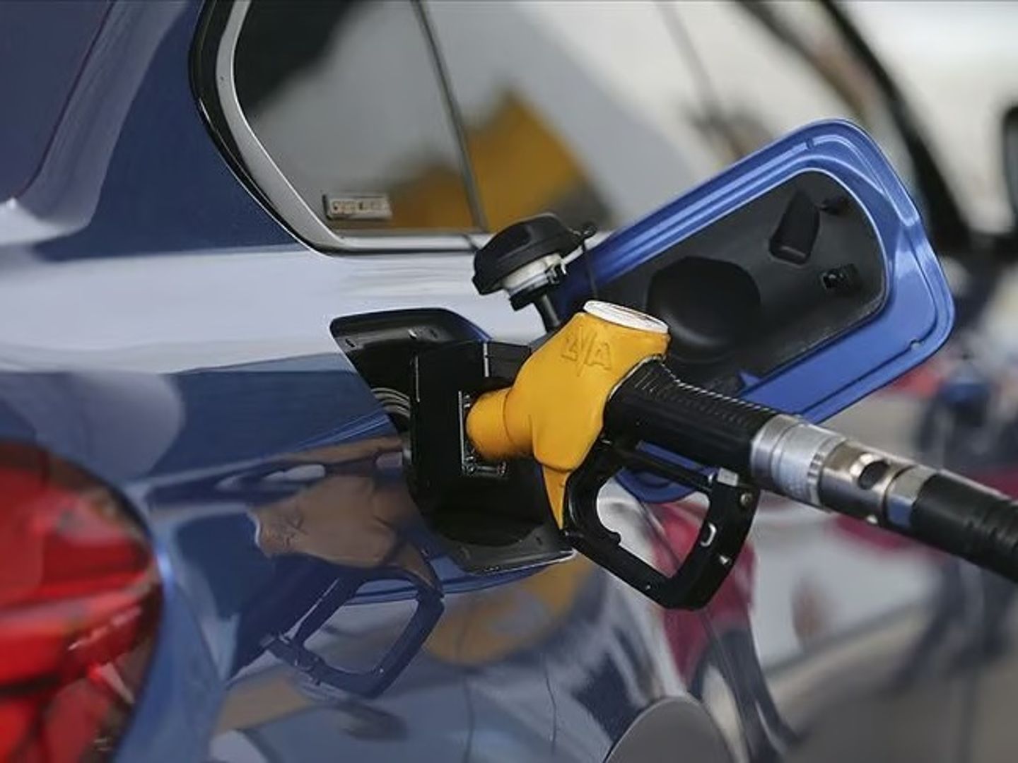 Araç sahiplerine müjde: Motorine indirim kesinleşti! İşte tablolu güncel akaryakıt fiyatları