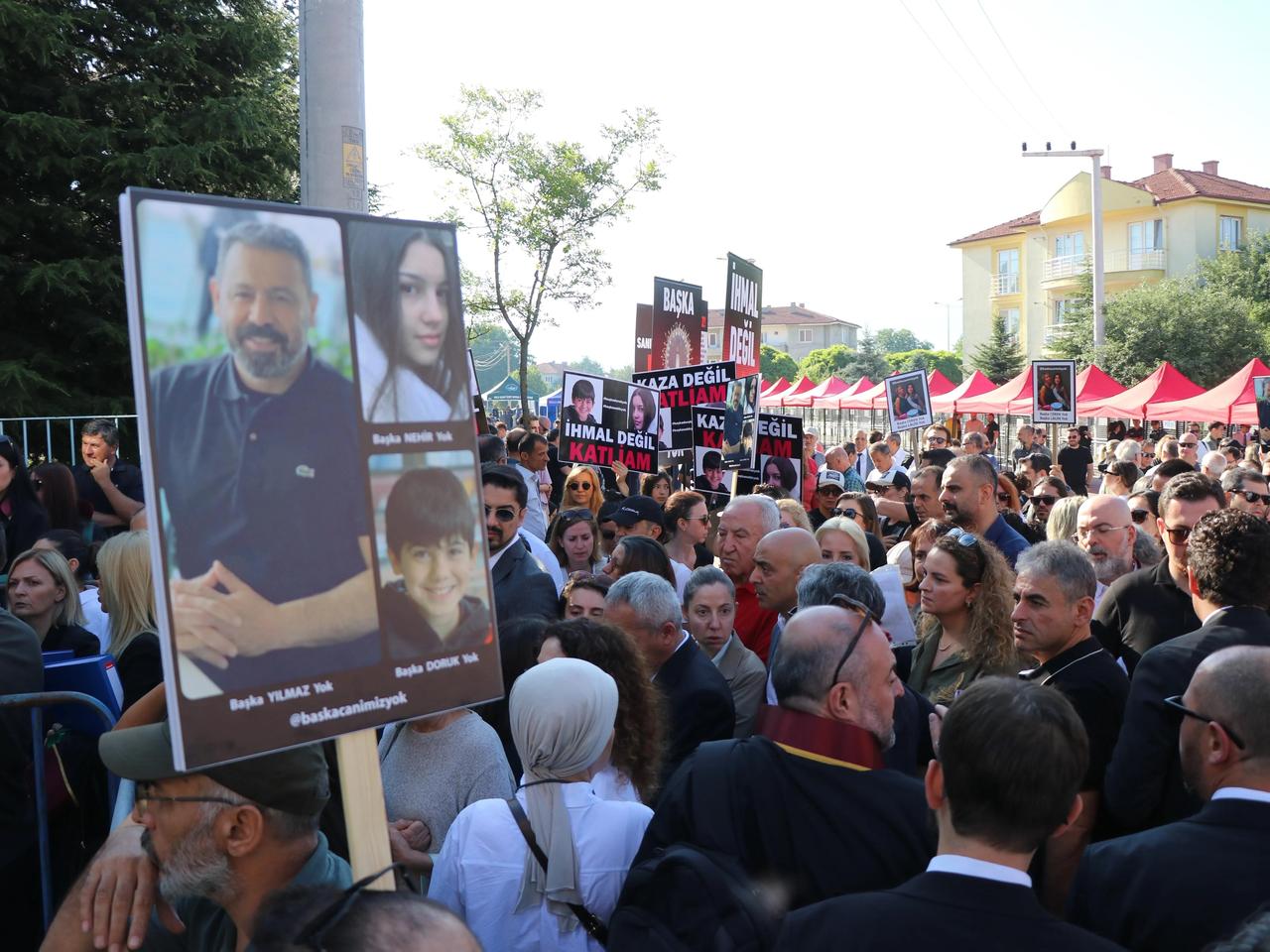 Yangın faciasında yakınlarını kaybedenler adalet istiyor