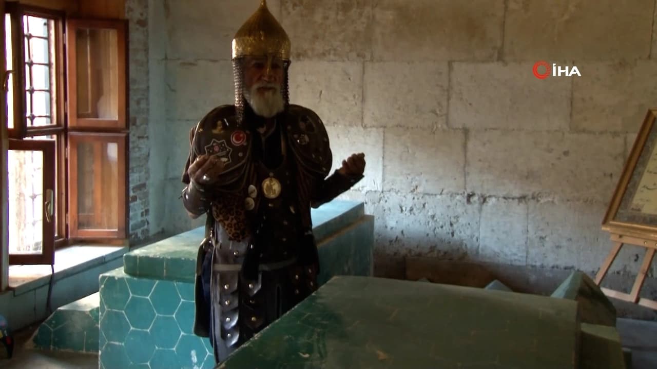 Sultan Alparslan Kıyafetiyle il il dolaşıyor