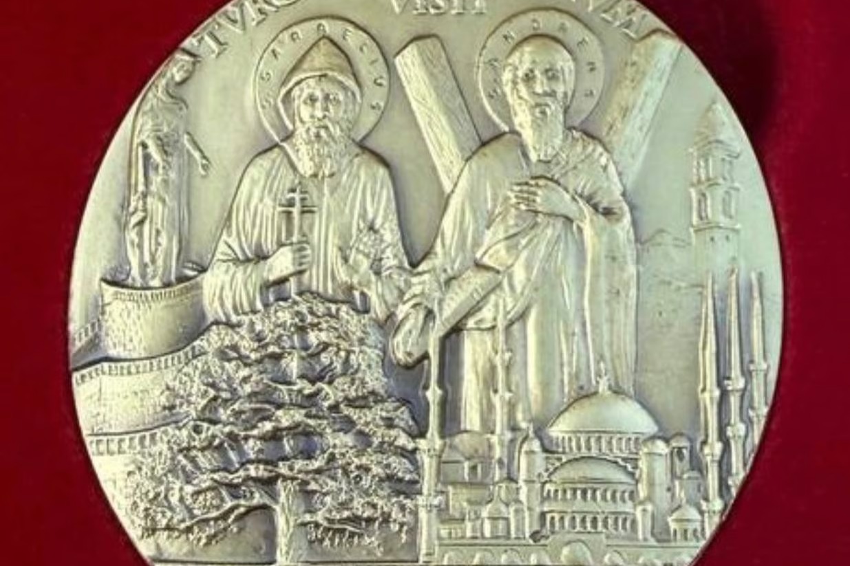 Papa'dan Türkiye ziyaretini anma madalyası
