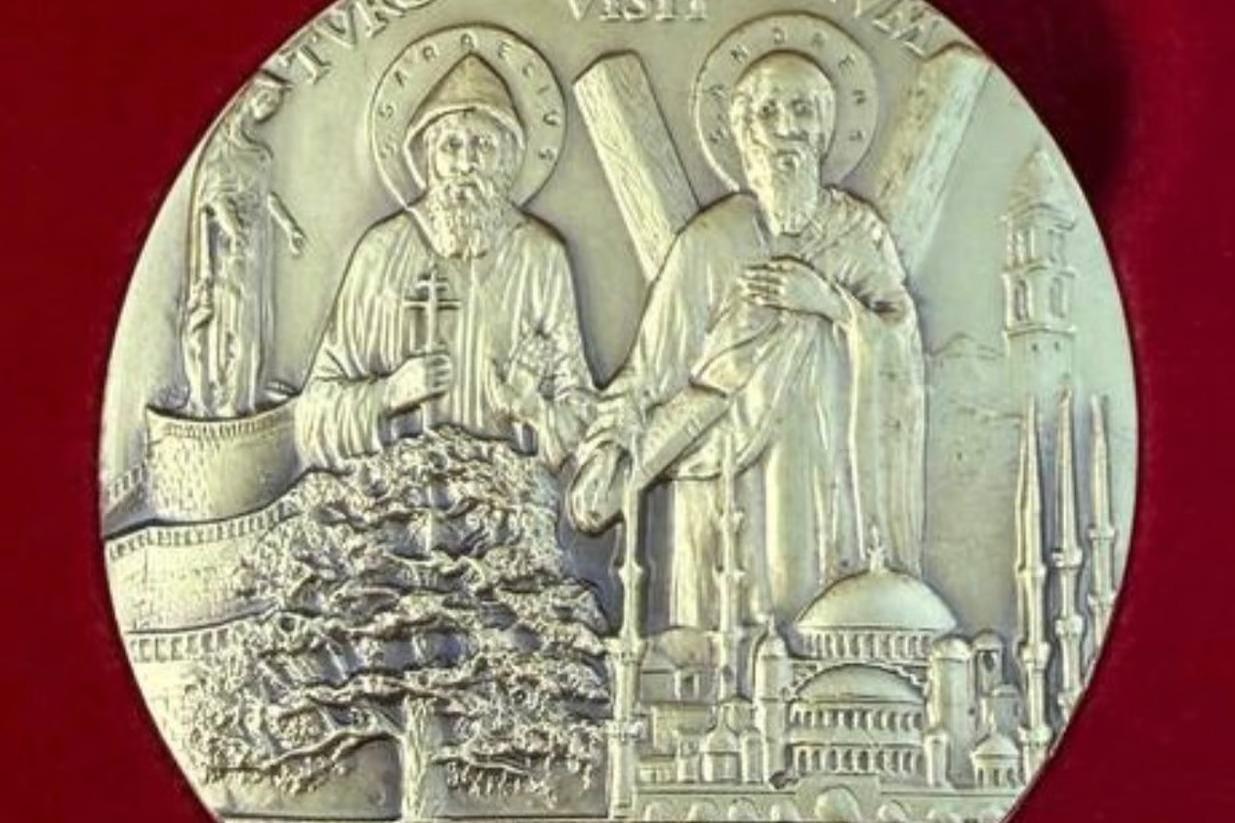 Papa'dan Türkiye ziyaretini anma madalyası