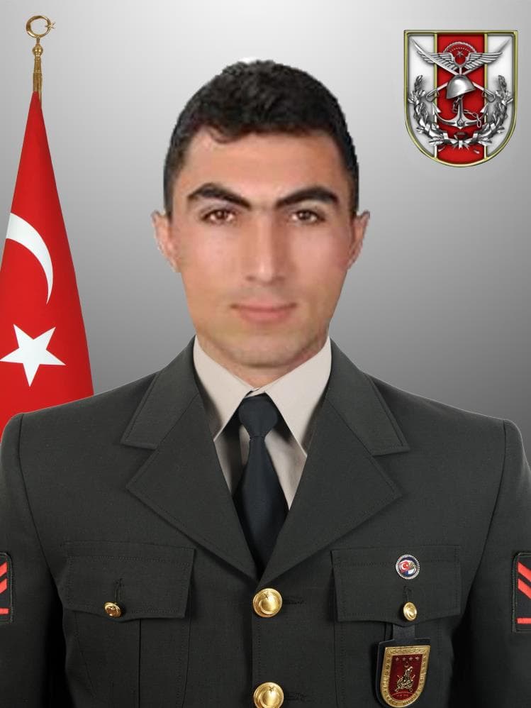 Şehitlerimizin baba evine Türk Bayrağı asıldı