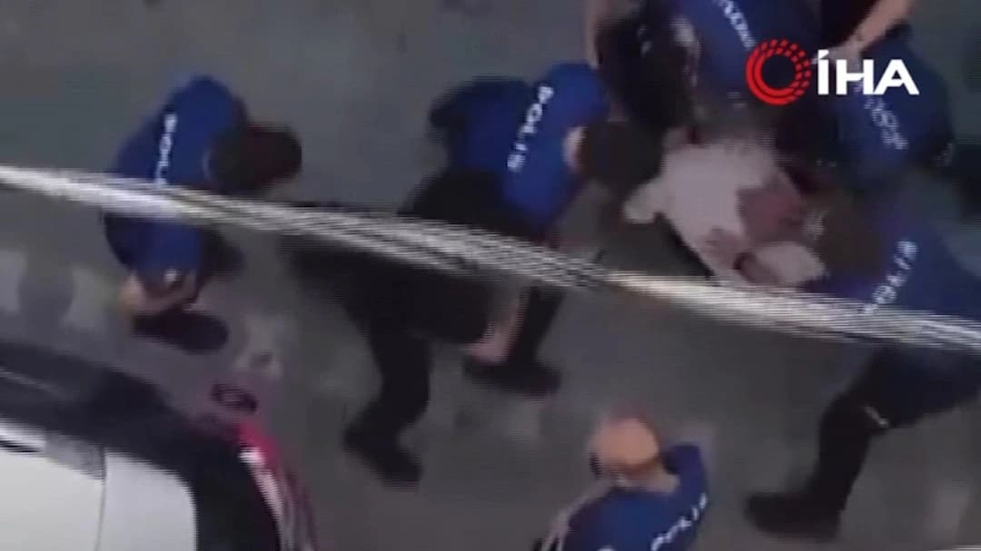 Esenyurt’ta bıçaklı şahıs polisi görünce kendini araca kilitledi