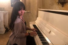 Enkazdan çıkarak hayata yeniden tutunan piyanist yarışmada birinci oldu