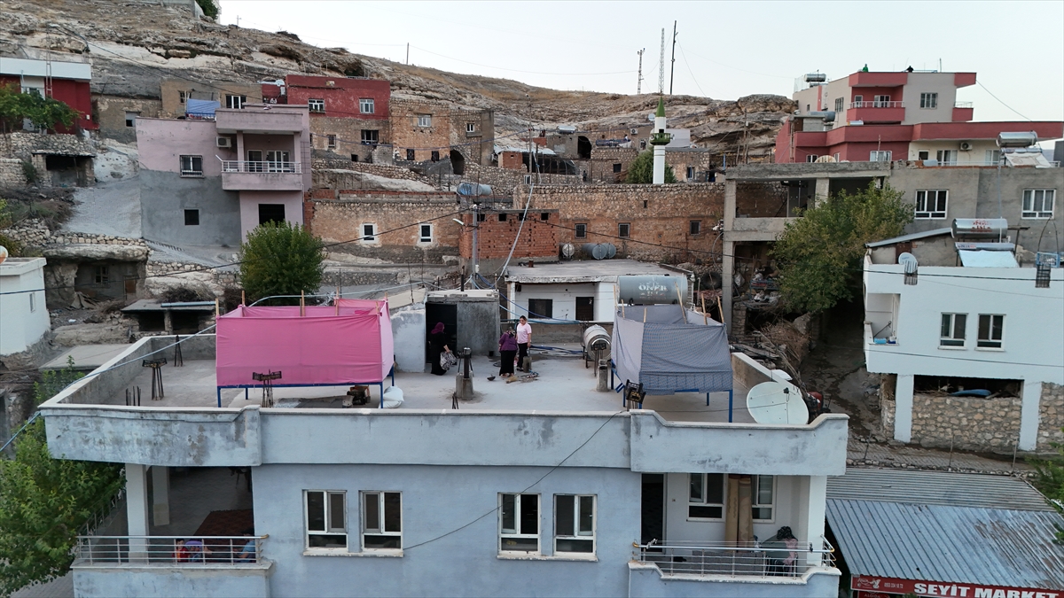 Mardin ve Batman'da sıcaklardan damda uyuyarak korunuyorlar