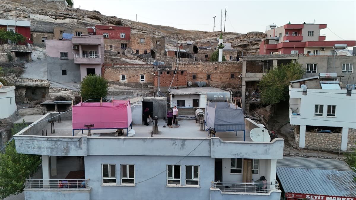 Mardin ve Batman'da sıcaklardan damda uyuyarak korunuyorlar