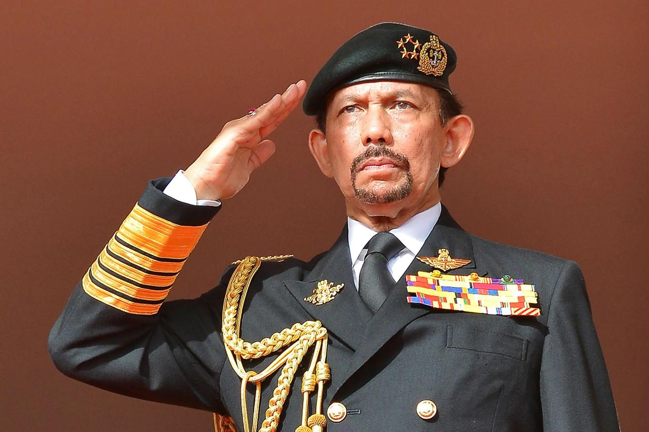 Brunei Sultanı gelininin kraliyet unvanlarını geri aldı