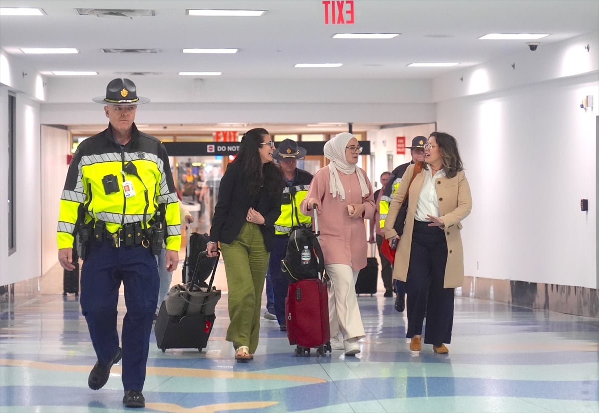 ABD'de özgürlüğüne kavuşan Rümeysa Öztürk, Logan Havalimanı'na geldi. (AA)