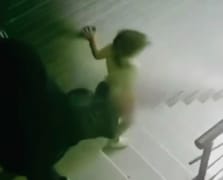 Küçük kızına tekme atarak merdivenlerden yuvarlanmasına neden oldu