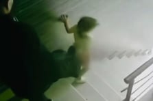 Küçük kızına tekme atarak merdivenlerden yuvarlanmasına neden oldu