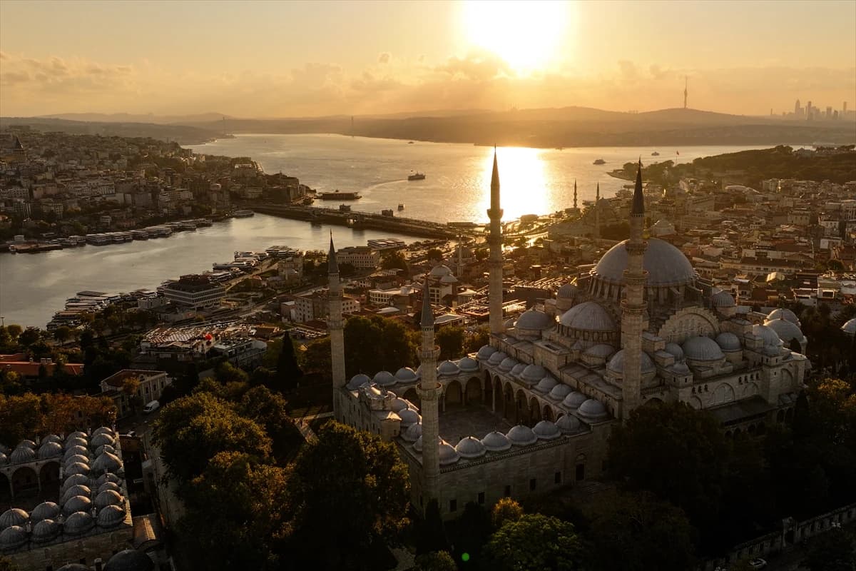 İstanbul’da gün doğumu tarihi yarımadayı kartpostallık görüntülerle bezedi