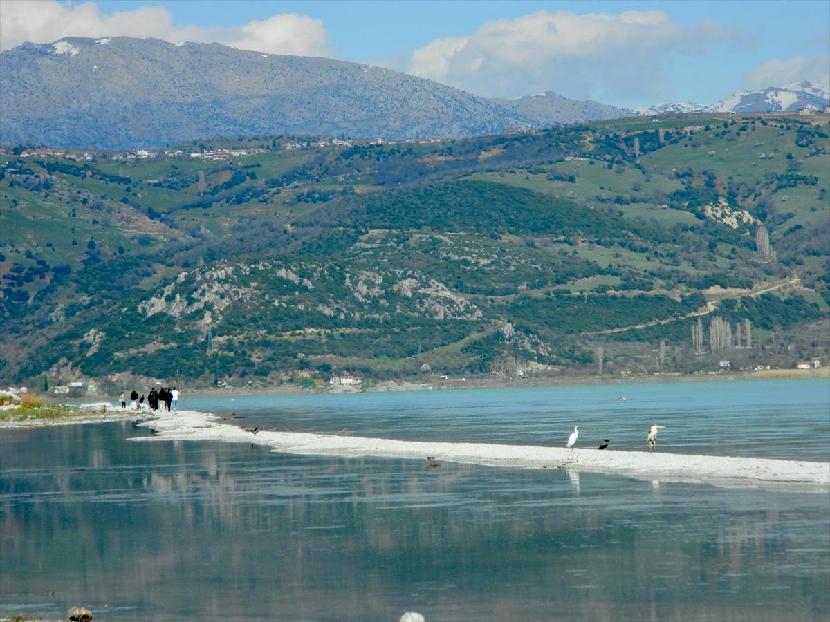 Eğirdir Gölü’nde mucizevi görüntü: Suyun içinden yol çıktı