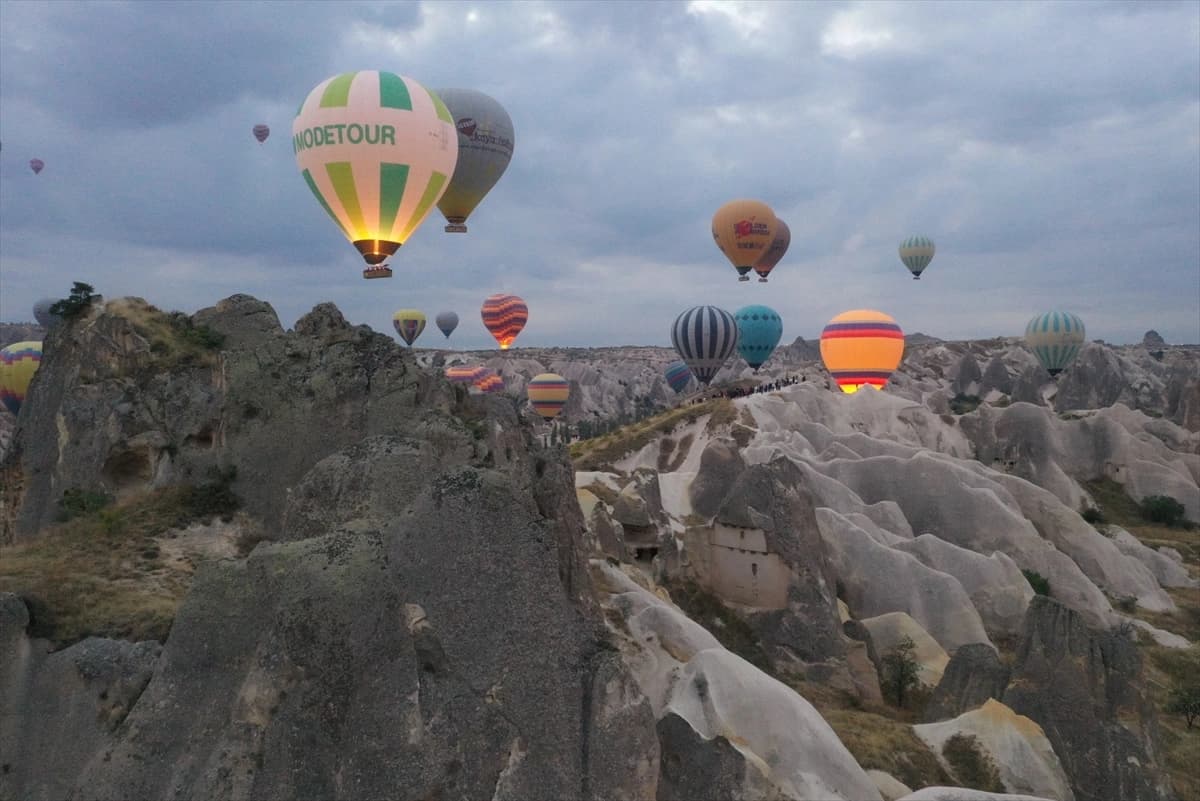 Uzak Doğulu turistlerin balon keyfi kameraya yansıdı