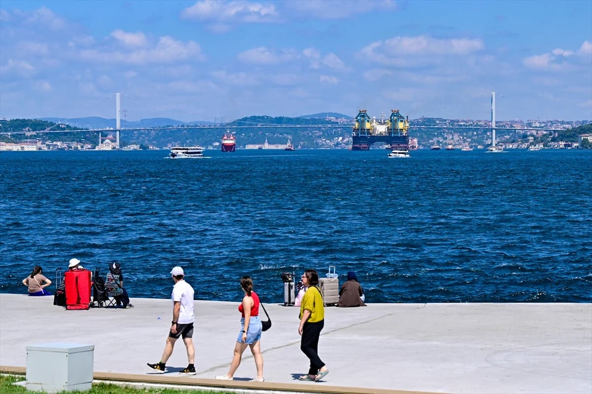Dünyanın üçüncü büyük devi İstanbul Boğazı'nda