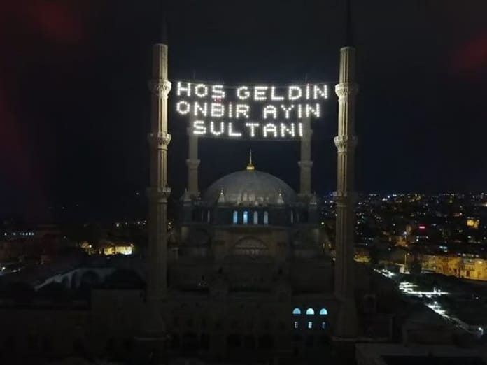 Türkiye'de 2026'nın ilk sahur gecesi renkli anlara tanık oldu 