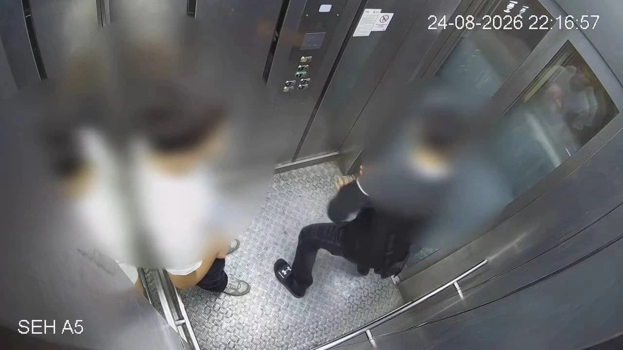 Omuz atarak asansörü bozdular mahsur kalınca itfaiye tarafından kurtarıldılar