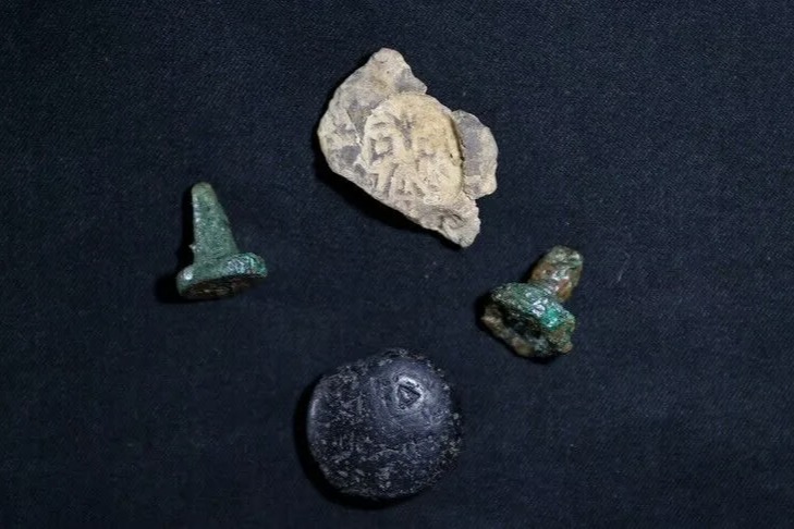 Türkmen Karahöyük kazısında altın muska ile mühür bulundu