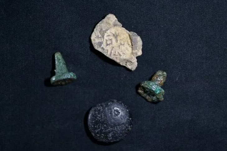 Türkmen Karahöyük kazısında altın muska ile mühür bulundu