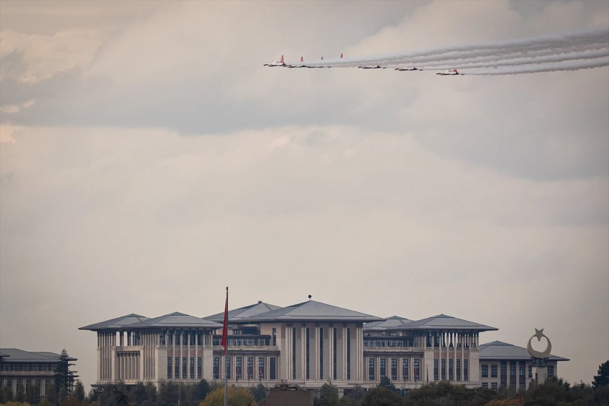 Türk Yıldızları Ankara semalarında parladı