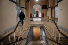 Fransa'da iki mahkum drone ile getirilen bıçaklarla hapishaneden kaçtı