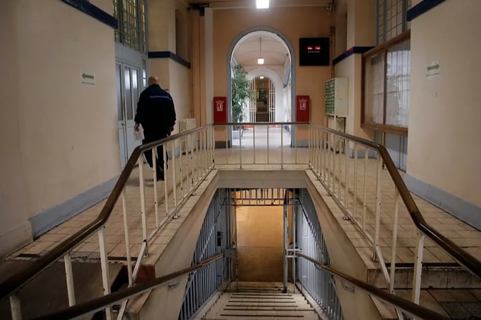 Fransa'da iki mahkum drone ile getirilen bıçaklarla hapishaneden kaçtı