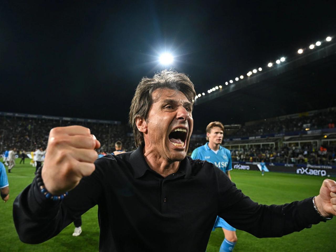 Conte Napoli'de kalıyor: Şampiyon hoca yola devam ediyor