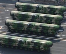 Çin, DF-41 mobil balistik füzelerini kamufle ederek hazırlık seviyesini ve uydu tespitinden kaçınmayı artırıyor