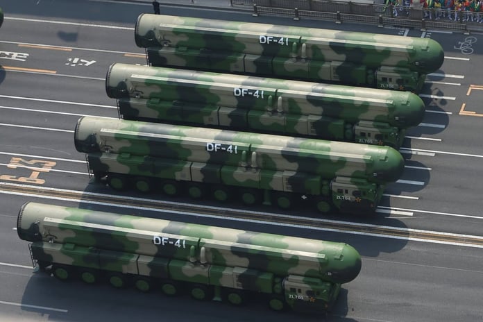 Çin, DF-41 mobil balistik füzelerini kamufle ederek hazırlık seviyesini ve uydu tespitinden kaçınmayı artırıyor