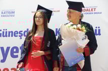 Kas hastalığı nedeniyle üniversiteye 4 yıl boyunca babasının götürdüğü öğrenci dereceyle mezun oldu