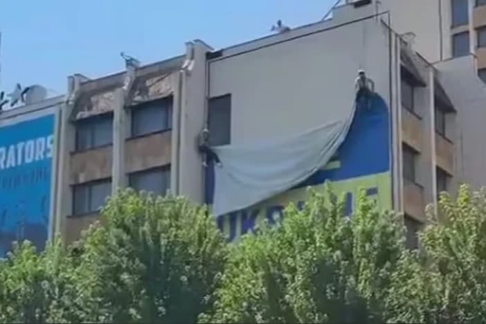 Zelenskiy'nin açıklaması tepki çekince Kosova'daki dev Ukrayna bayrağı kaldırıldı